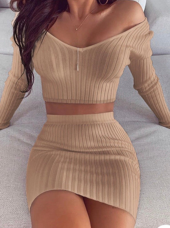 LONG SLEEVE CROP TOP AND SKIRT BOTTOM